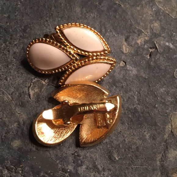 Vintage Trifari Clip On Earrings - Picture 2 of 4